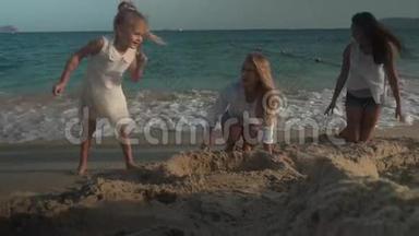 喜妈妈和女儿在南海海滩建一座沙堡，<strong>亚龙湾</strong>的股票录像